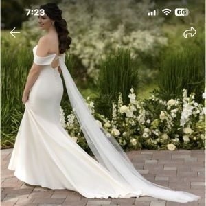 Gorgeous brand new never worn Martina Liana Bridal Gown